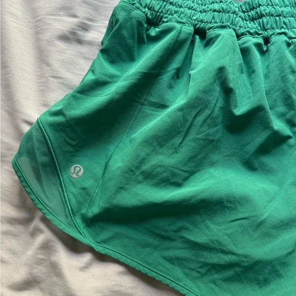 Lululemon Hotty Hot Shorts 2.5 in Kelly Green - Picture 3 of 3